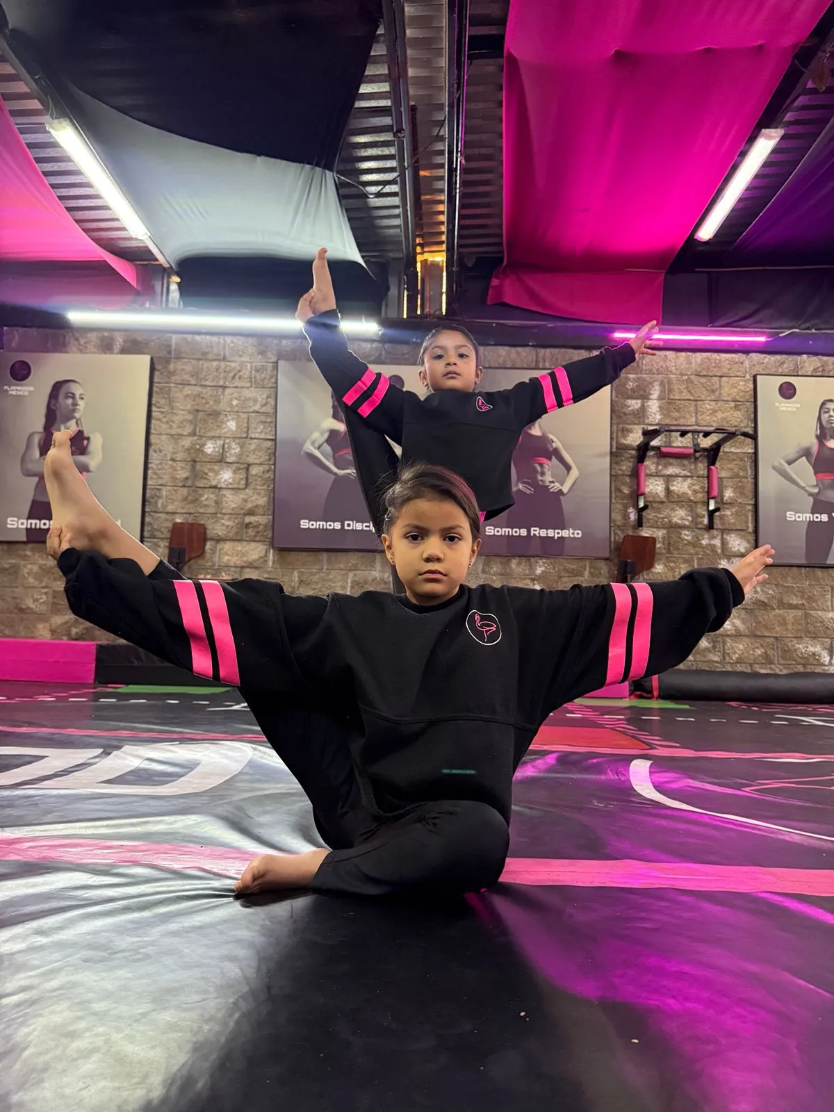 Niña entrenando disciplina y fuerza